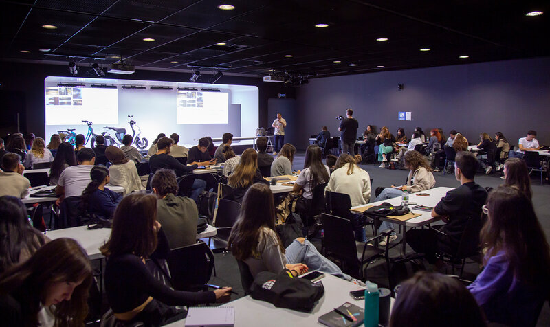 Color, luz y diseño de espacios de trabajo públicos en Yamaha Light Meeting Point con participación del IED Barcelona